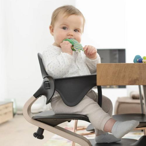 Stokke Nomi baby set en uso como trona con bebé de 6 meses